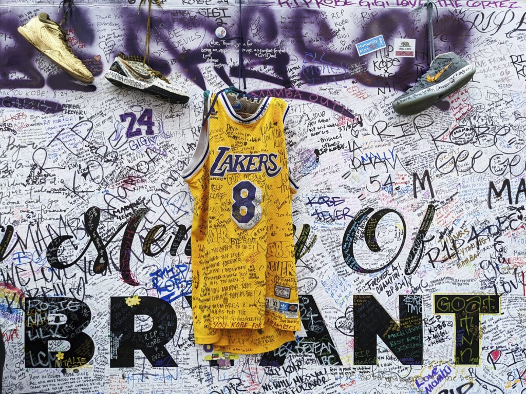 Αθλητικά παπούτσια και μπλούζες είναι αφιερωμένα στον Kobe Bryant, στον μνημείο που δημιουργήθηκε μετα το θάνατό του απο πτώση ελικοπτέρου.2020 AP Damian Dovarganes