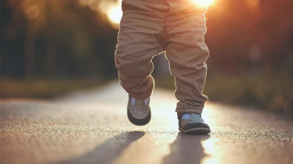 Ποτέ το μωρό μας πρέπει να αρχίσει να περπατάει; 